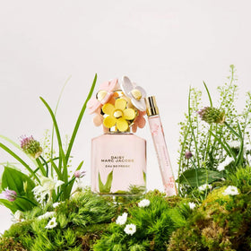 Marc Jacobs Daisy Eau So Fresh base notes closeup, warm plum and cedarwood