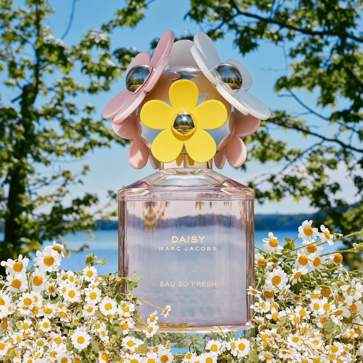 Marc Jacobs Daisy Eau So Fresh juice closeup, vibrant fruit notes