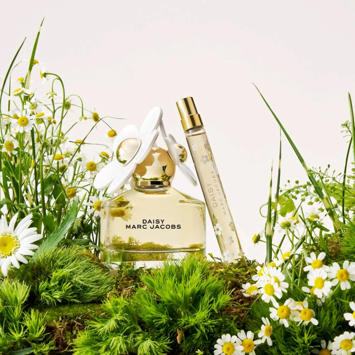 Marc Jacobs Daisy bottle label displays elegant branding and classic perfume style.