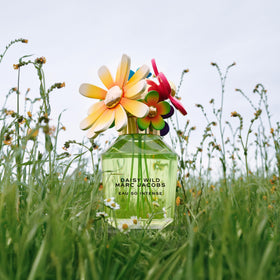 Marc Jacobs Daisy Wild Intense jasmine and tuberose closeup reveals character.