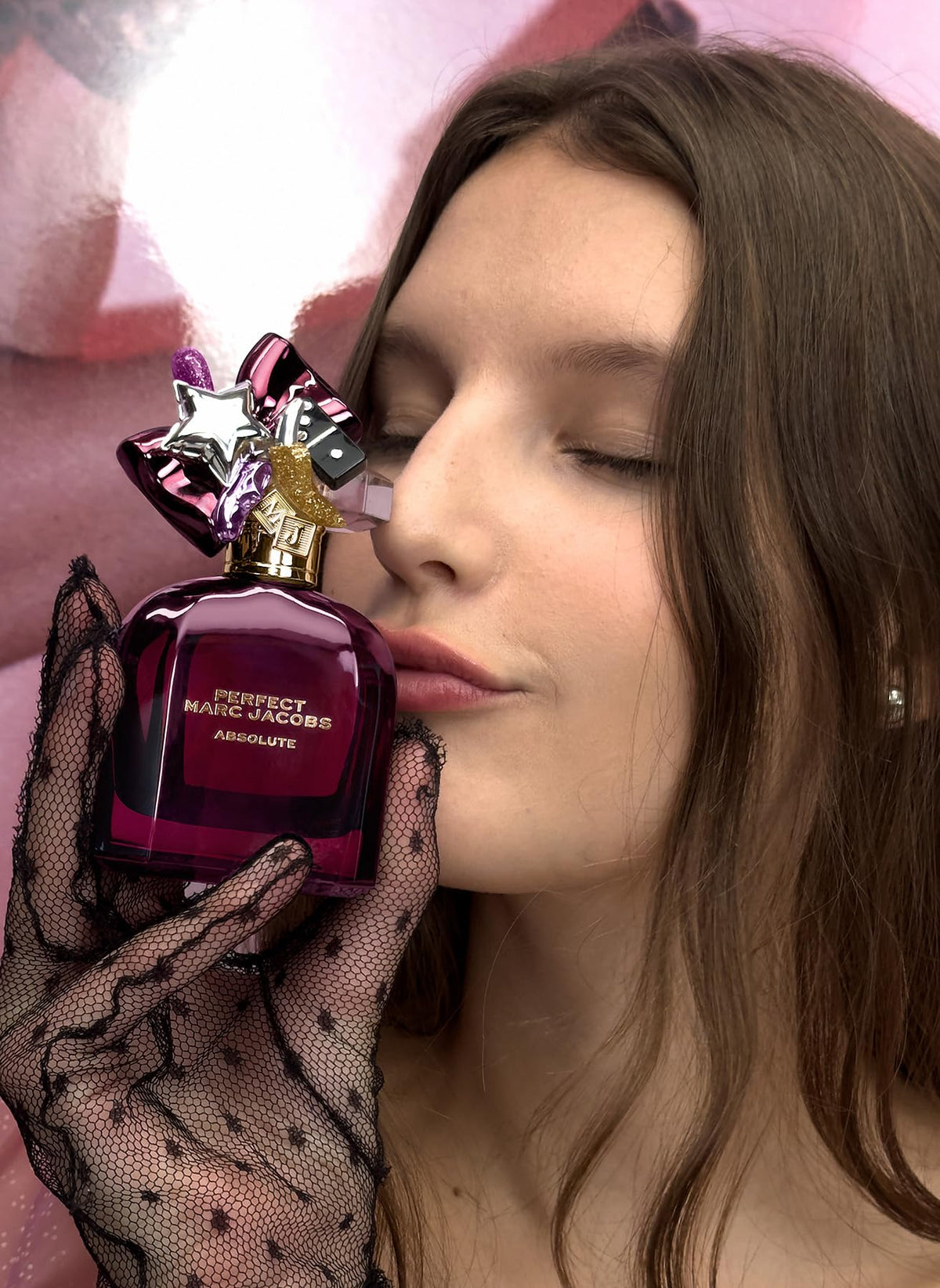 Marc Jacobs Perfect Absolute bottle displays amber base for warm, lasting impression.