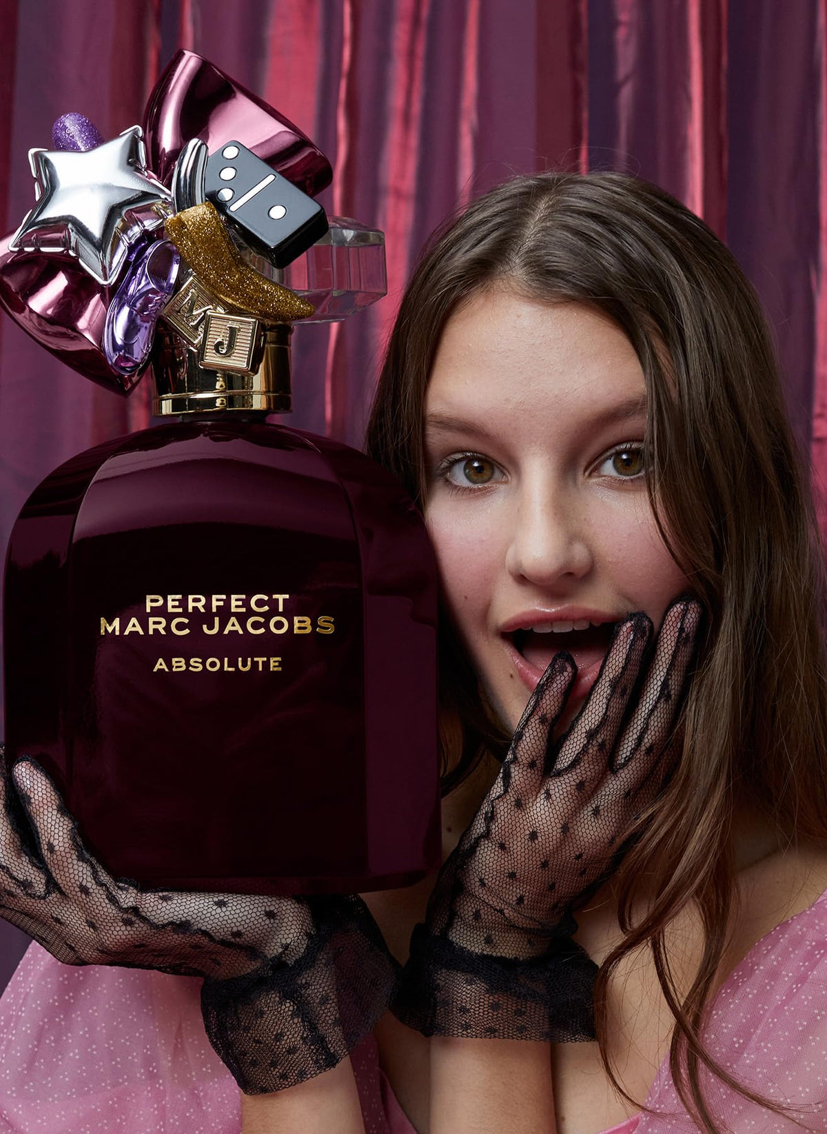 Marc Jacobs Perfect Absolute spray action captures easy fragrance application.