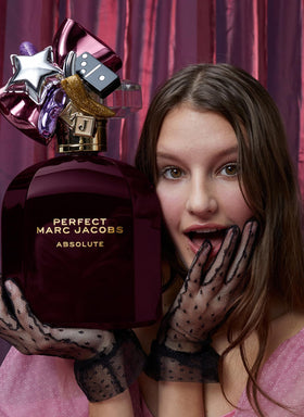 Marc Jacobs Perfect Absolute spray action captures easy fragrance application.