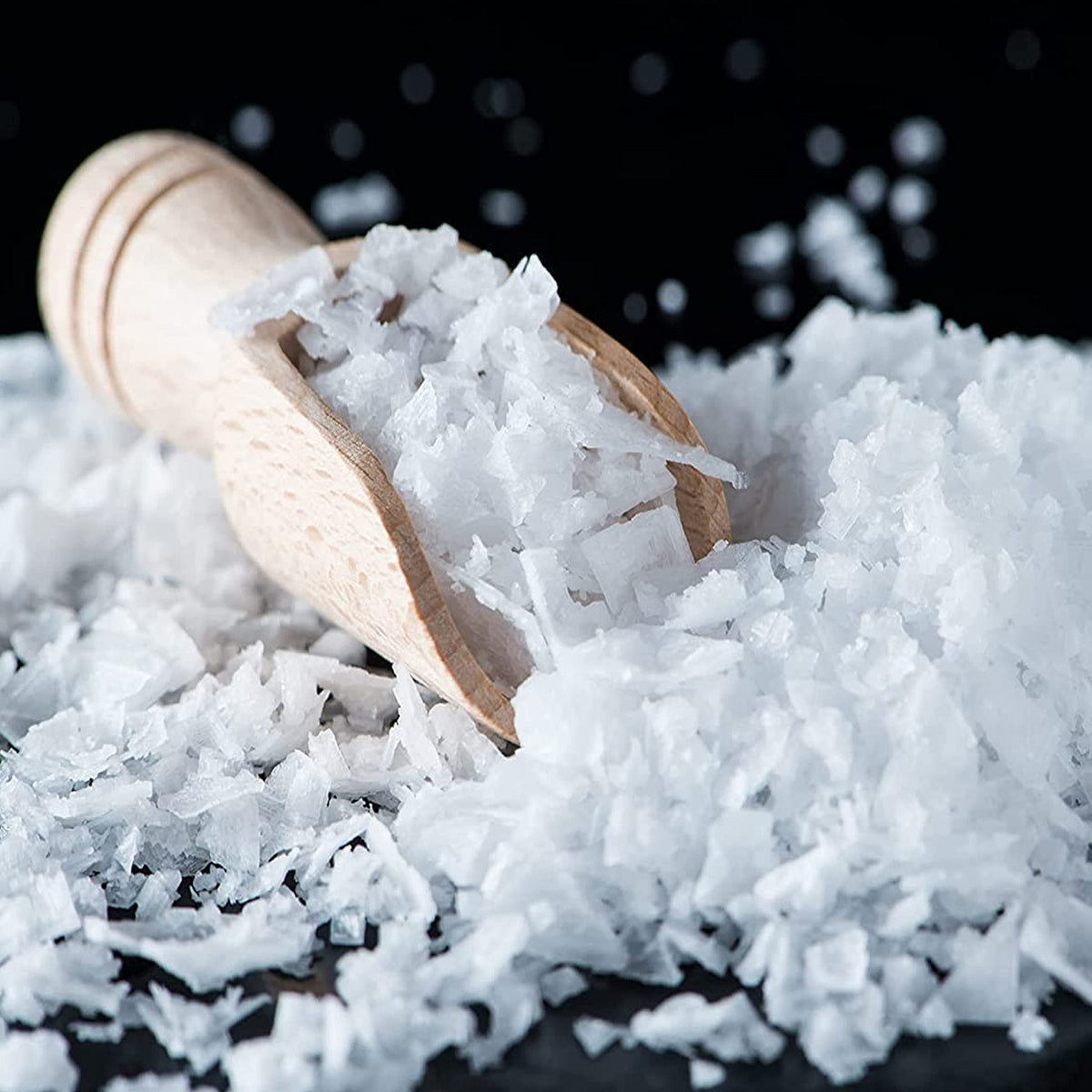 MARCO ESRA skin-friendly magnesium flakes for a gentle spa-like soak.