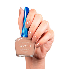 Smooth brush glide during MASGLO Tradicional color application on nails.