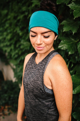 Maven Thread Bayside headband with yoga pose for comfortable wear.