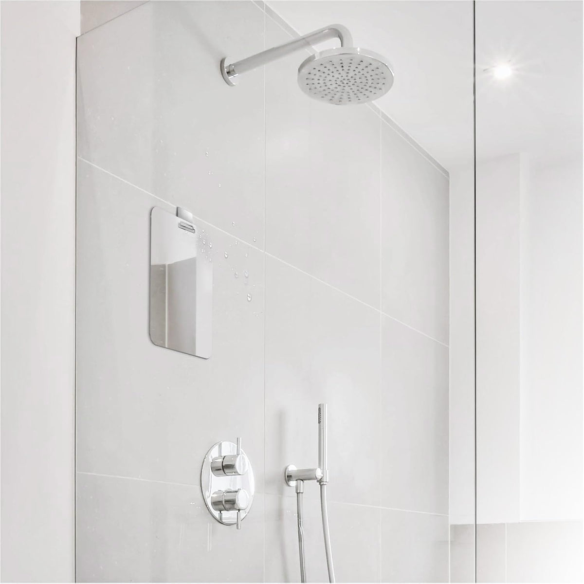 Mavoro kid-safe mirror withstands active households.