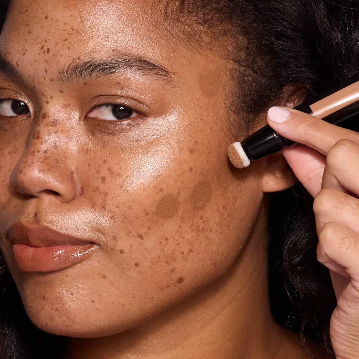 MCoBeauty contour stick with cushion-applier enabling precise sculpting.