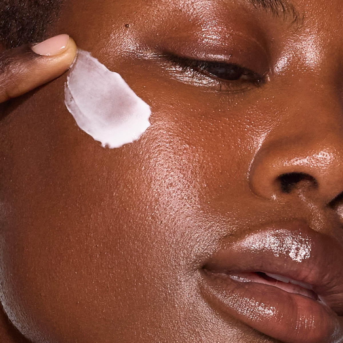 MCoBeauty Soufflé Dream Moisturizer close-up highlights nourishing oils absorbing quickly