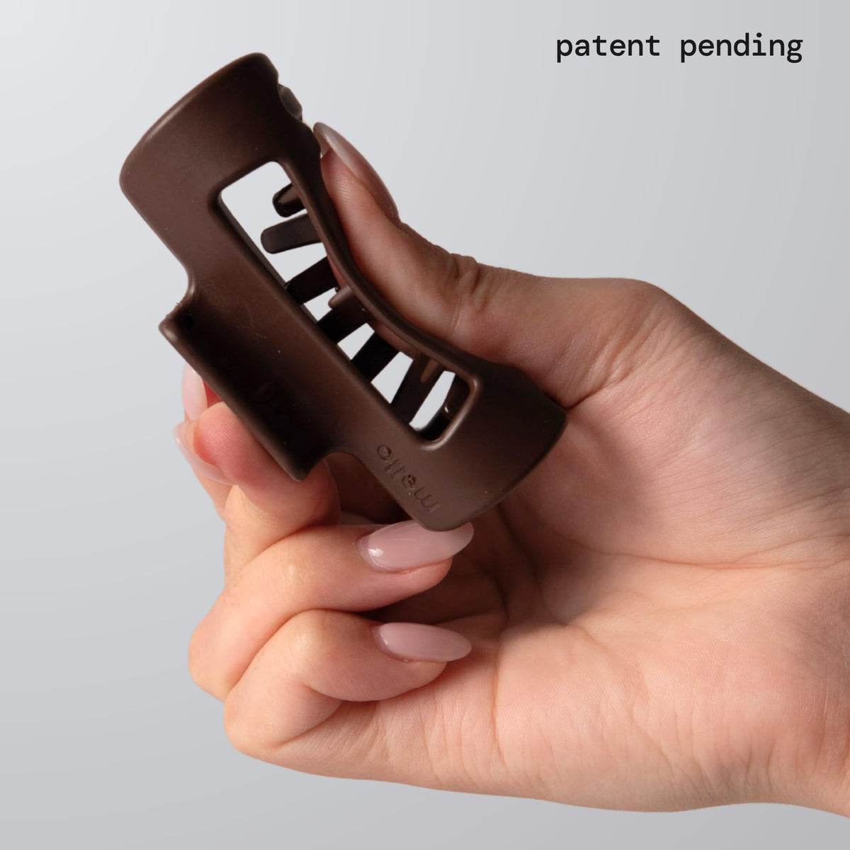 Close-up of MELLO CloudFlex teeth showing inward curve reduces scalp pressure.