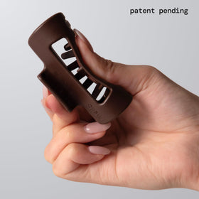 Close-up of MELLO CloudFlex teeth showing inward curve reduces scalp pressure.