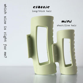 Mello hair clip lies flat against headrest, illustrating travel-friendly design.
