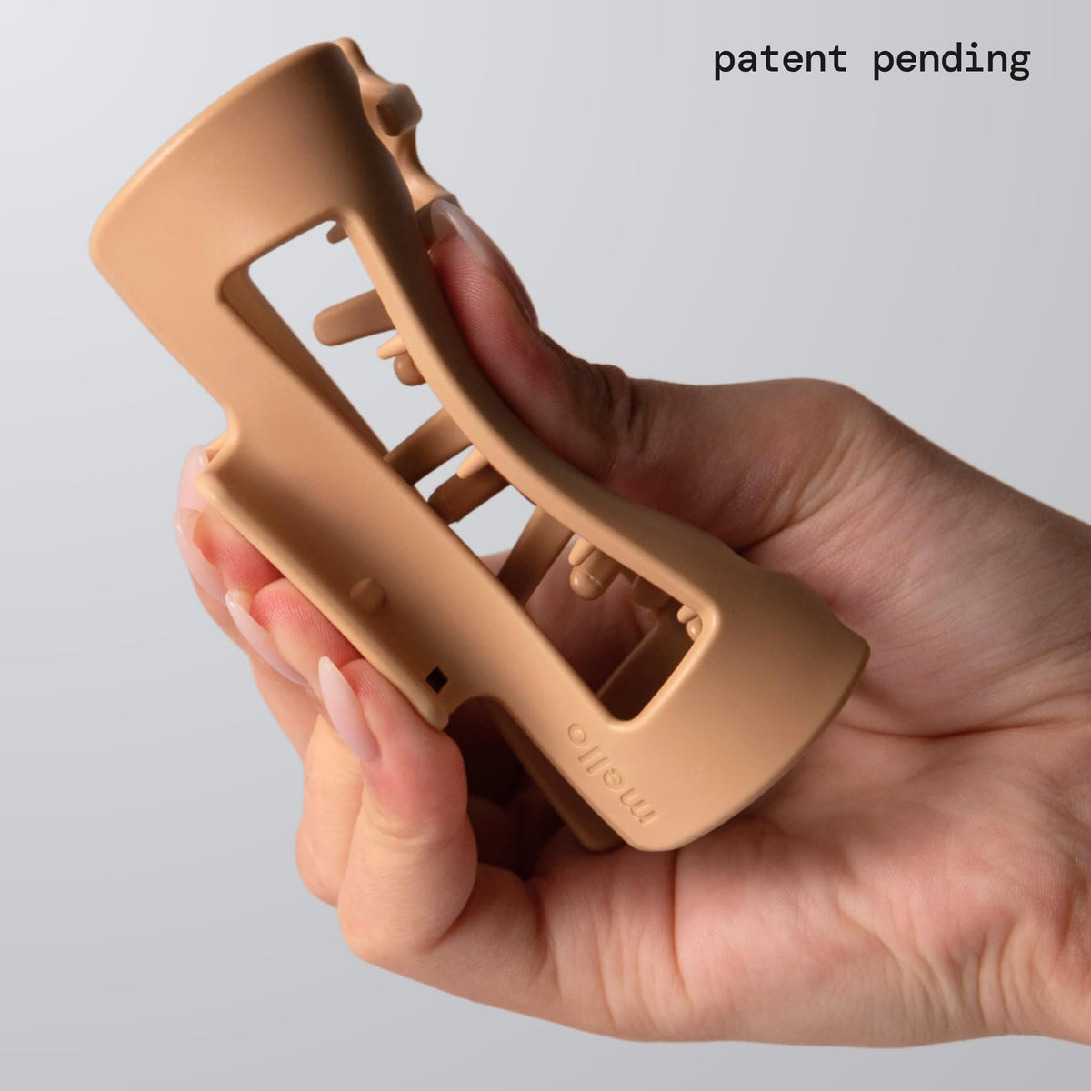 MELLO cloudflex clip in light brown shows secure hold for multiple hair types.