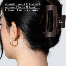 MELLO white CloudFlex clip with inward-teeth design keeps hair in place.