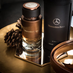 Top notes of pink pepper and bergamot offer a crisp, energizing opening.