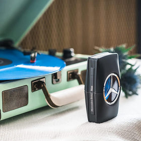 Mercedes-Benz Man middle notes cedar and geranium form a refined heart.