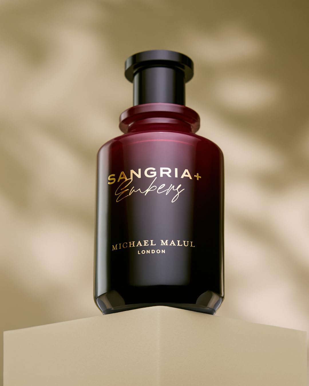 Mid notes of jasmine, raspberry, cedarwood, damask rose