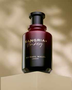 Mid notes of jasmine, raspberry, cedarwood, damask rose