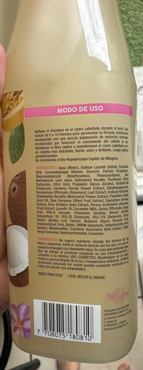 Milagros Emergencia Capilar Shampoo usage shot showing smooth application and refreshing clean feel
