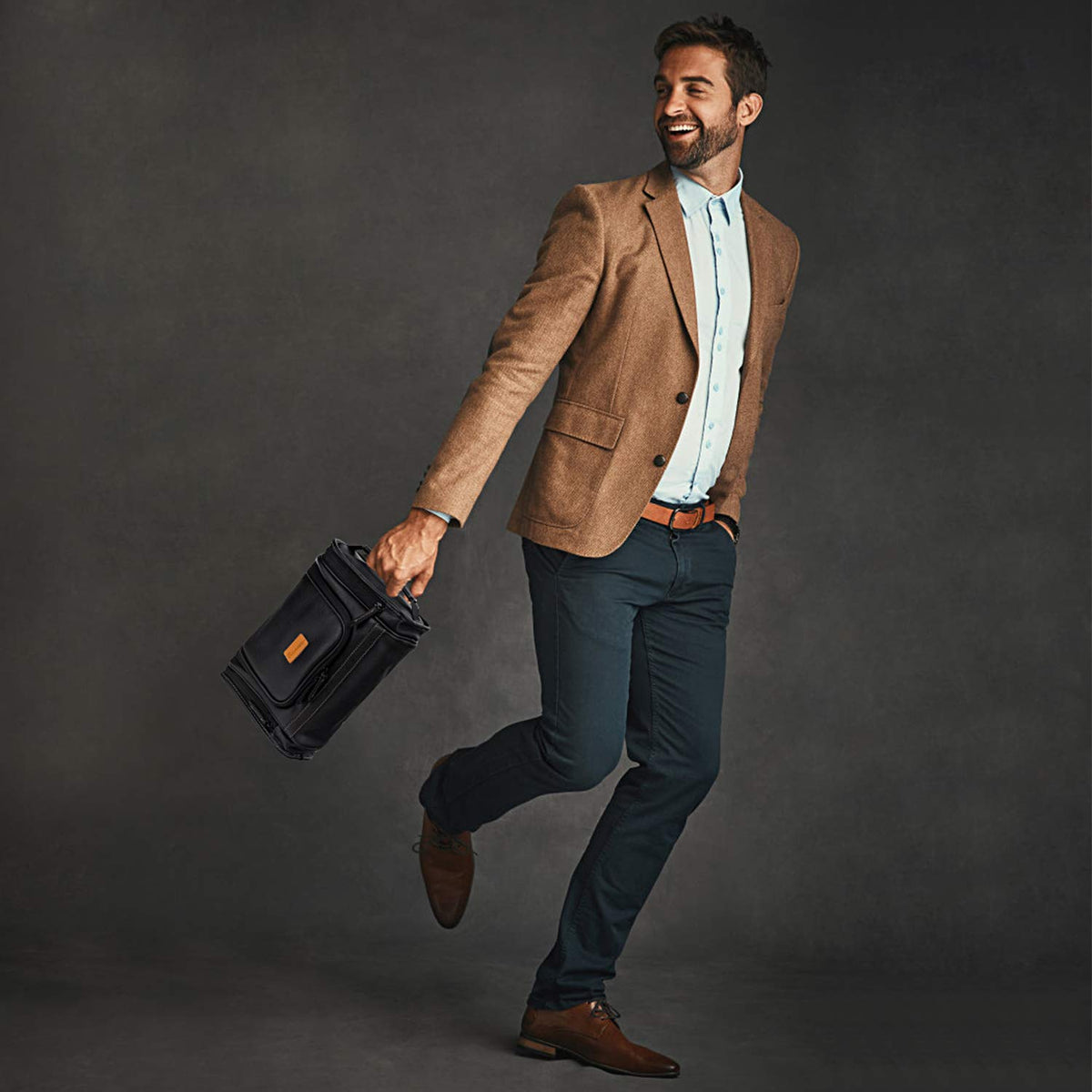 Mirason side pockets offer extra storage for deodorant and blades within reach.