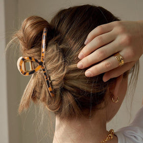 Mistofu claw clip securely holds thick hair during workouts