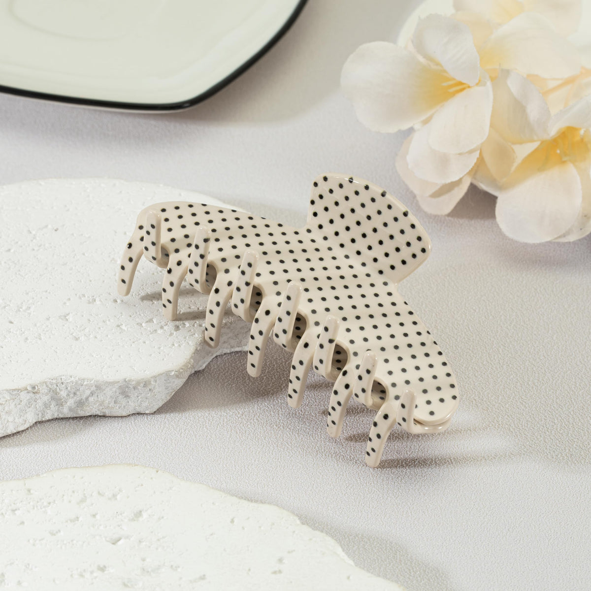 Mixcbe French-style claw clip with non-slip teeth for secure hold across hair types.