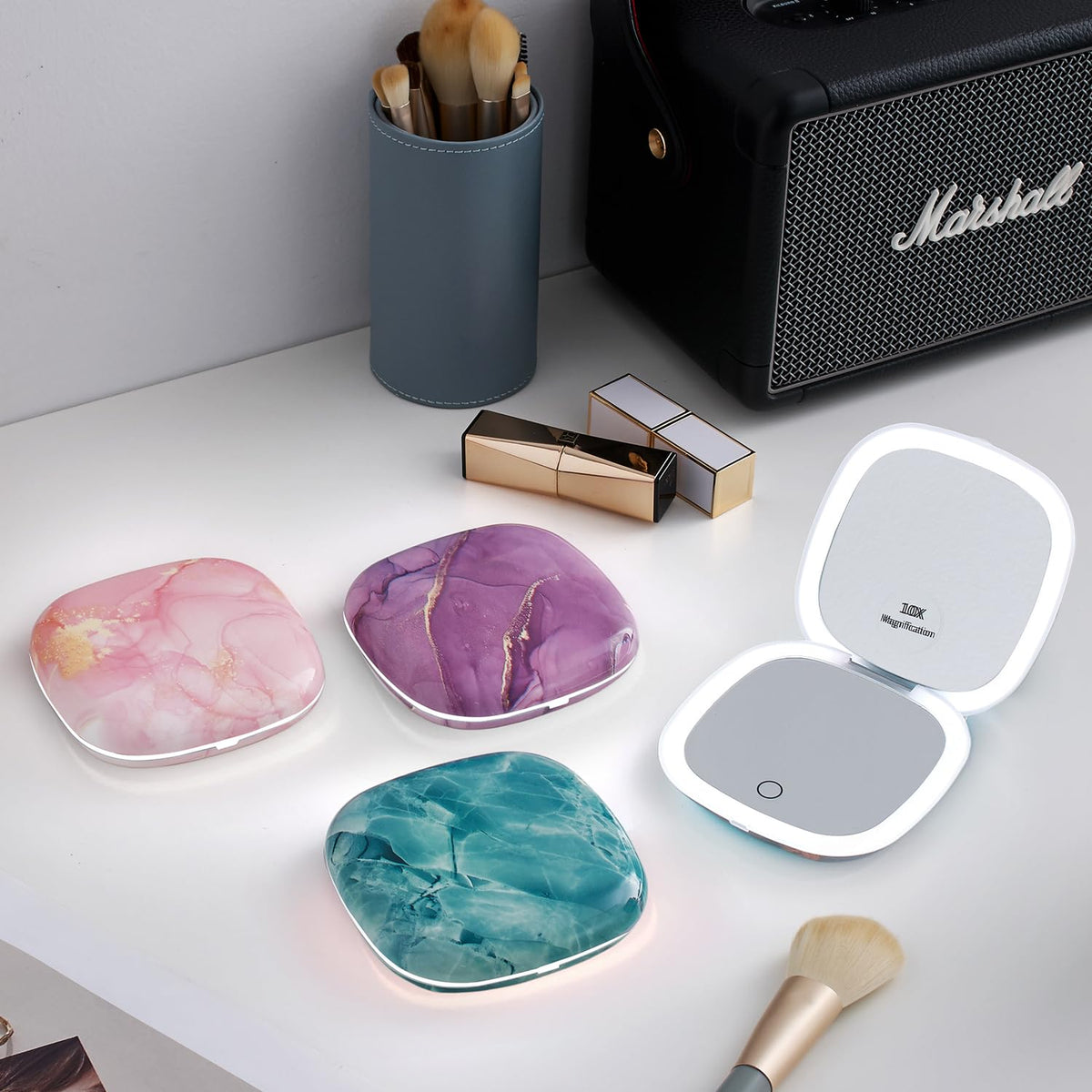 Mocado velvet storage bag protects the mirror during travel.