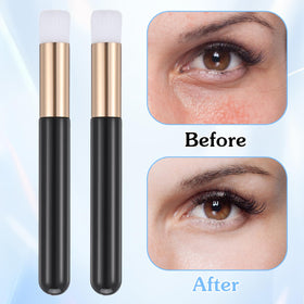 Molain compact lash brush for on-the-go routines.
