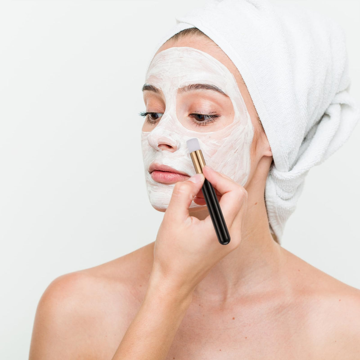 Molain multi-use brush for lashes and pores.