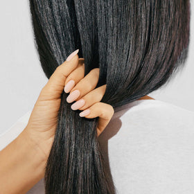 MONAT Renew shampoo with droplets symbolizing deep hydration.
