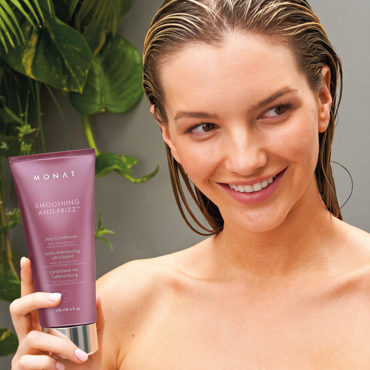 Before-and-after visual of damaged hair improved with MONAT smoothing conditioner.