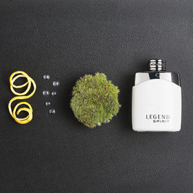 Montblanc Legend Spirit close-up of bergamot and sandalwood notes.