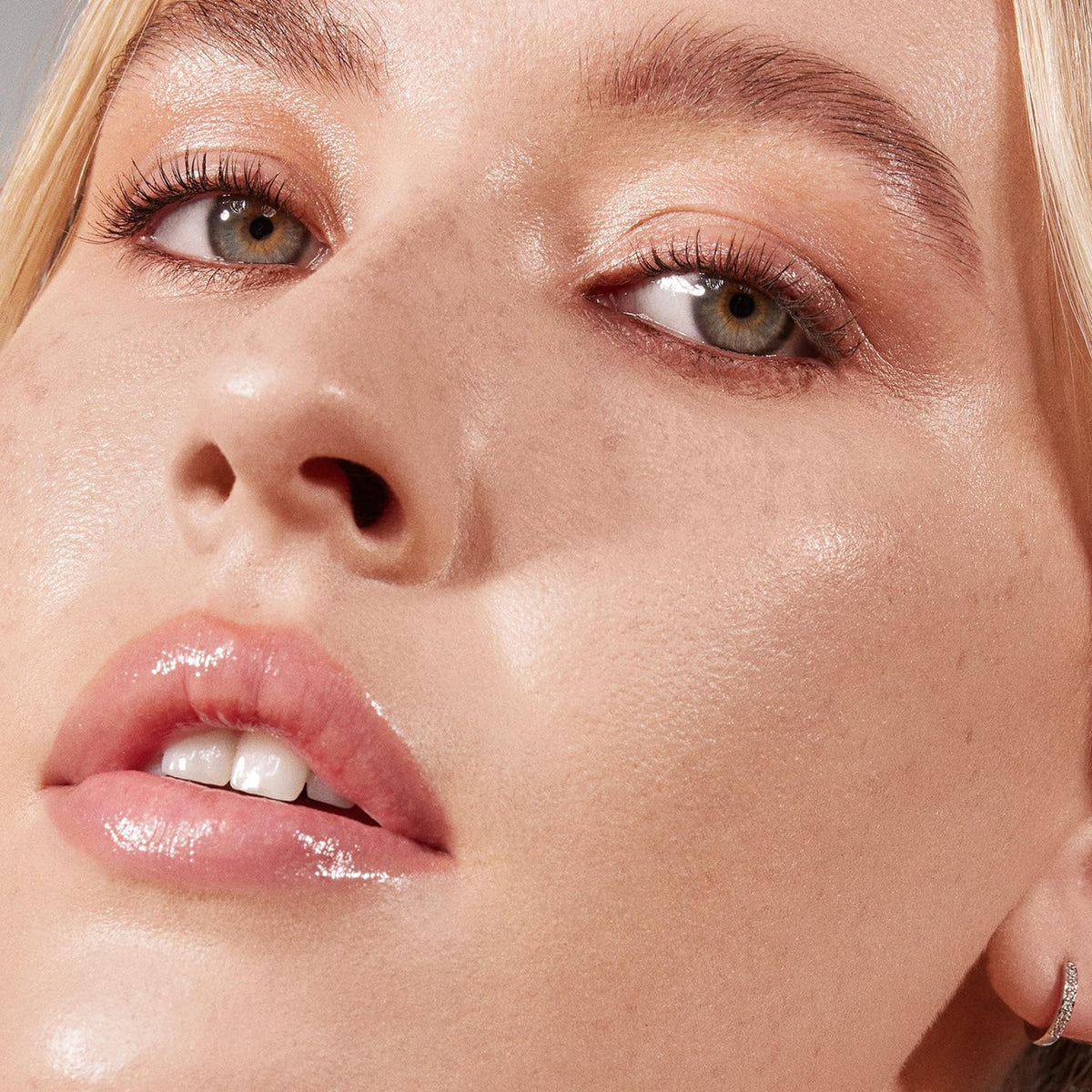 MORPHE Lightform Dewy Foundation swatches show buildable medium coverage.