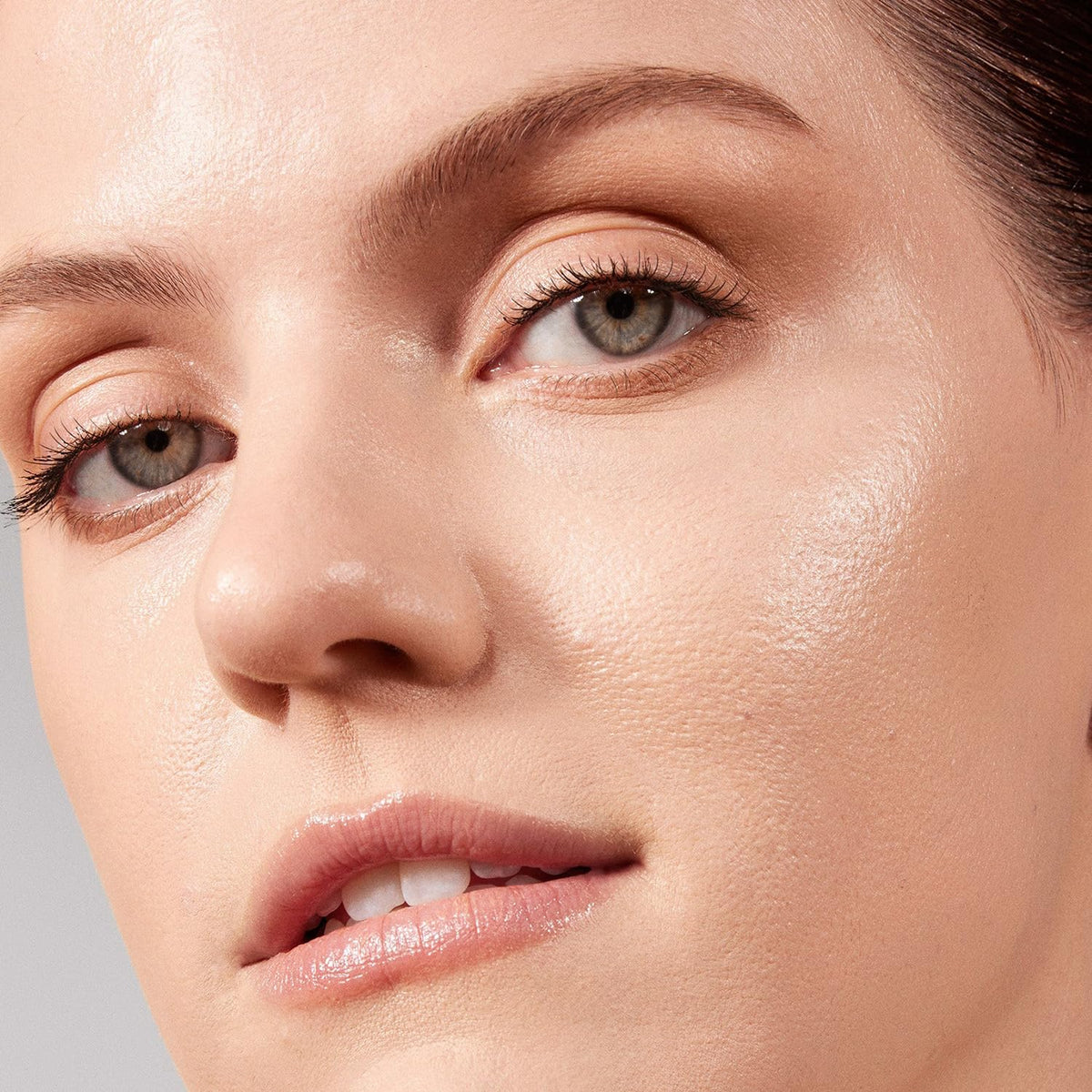 Morphe Lightform dual-ended brush for seamless blending and application.