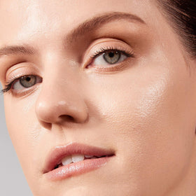 Morphe Lightform dual-ended brush for seamless blending and application.
