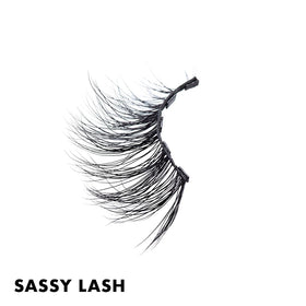 MoxieLash Sassy liquid eyeliner application demonstrates quick magnetic pairing