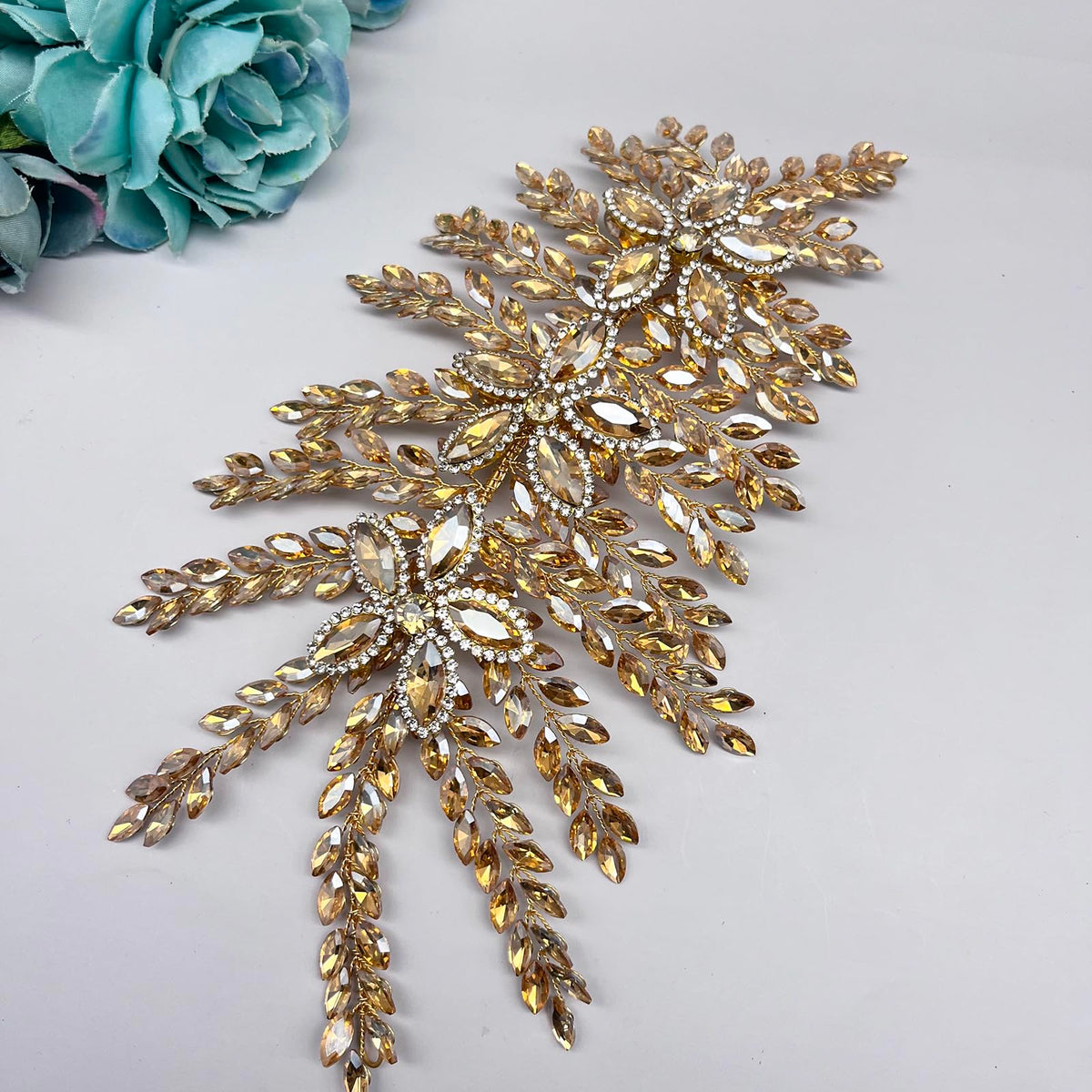 Mpoikba hair accessory with ribbon adapts as a head wreath