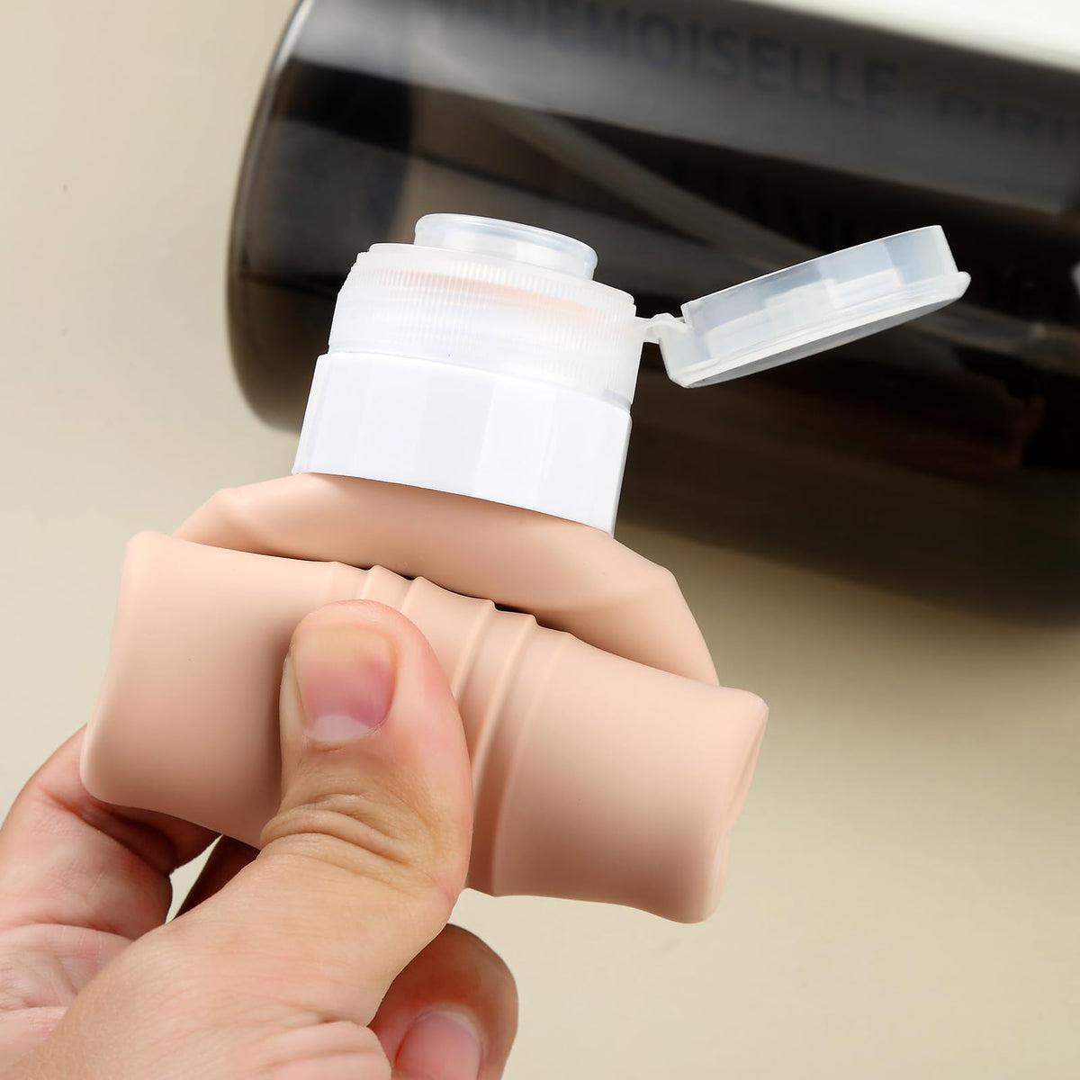 Mrsdry leak-free design helps keep clothes dry and luggage clean while traveling.