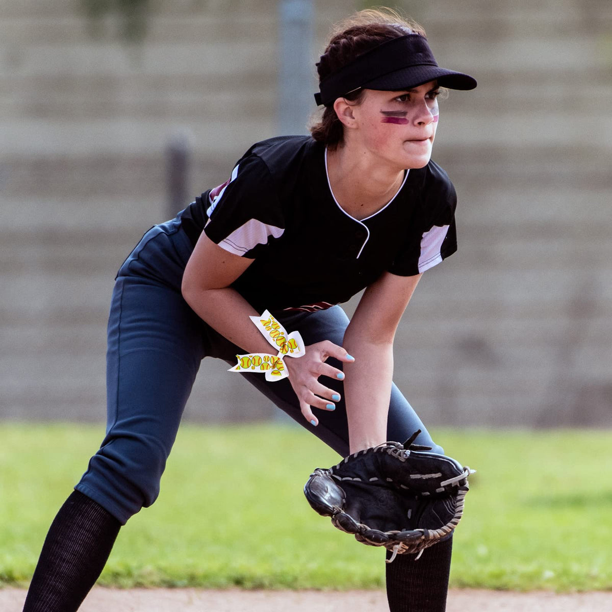 MTLEE softball hair bow on ponytail stays in place during runs.
