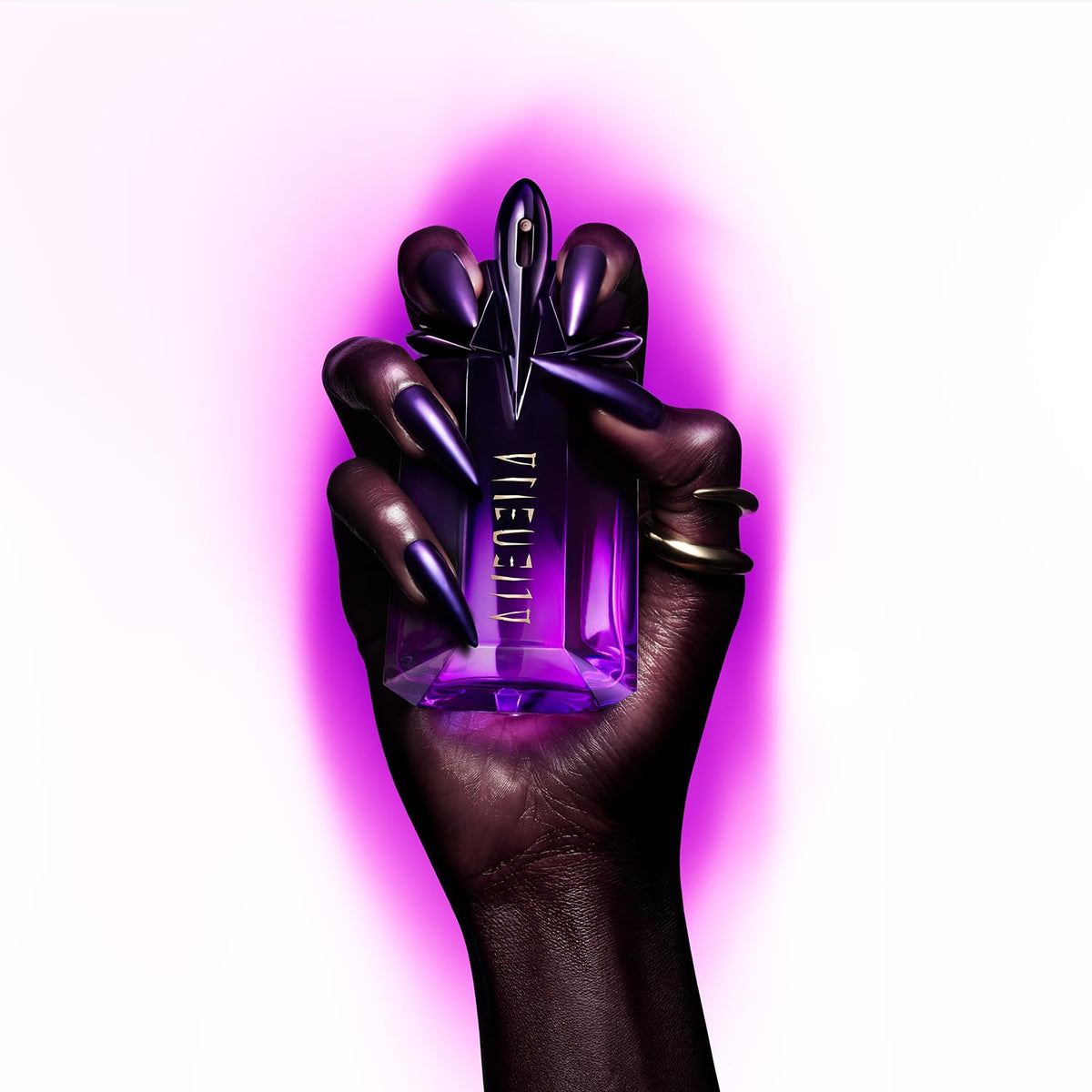 Mugler Alien Extraintense two-sprays-in-air shot suggesting balanced application.