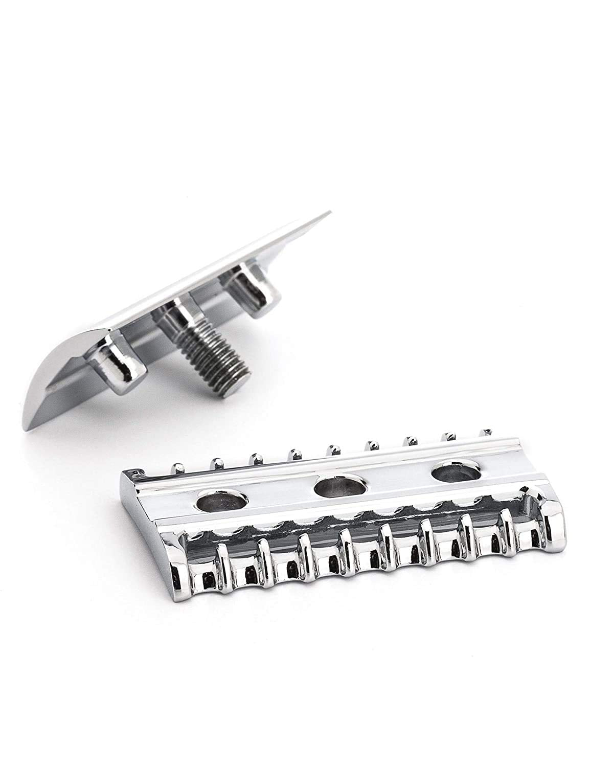 MÜHLE Traditional R41 open comb razor in use with steady grip