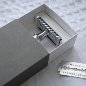 MÜHLE Traditional R89 guide to shave with the grain for best results.