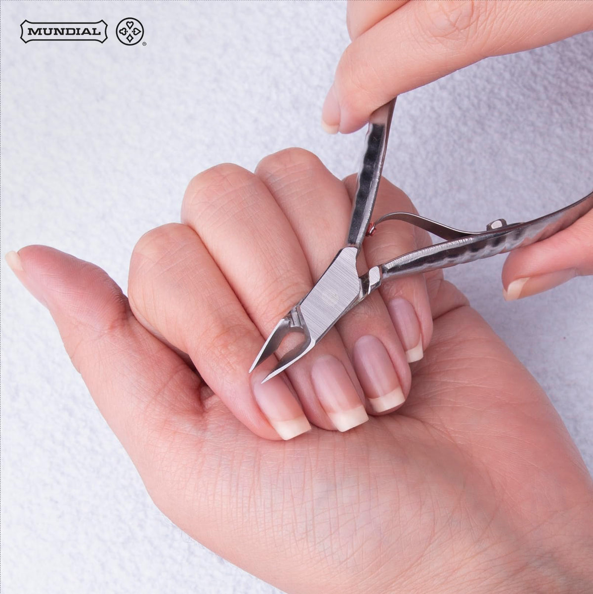 Mundial 722-PR ergonomic non-slip handle for comfortable trimming.
