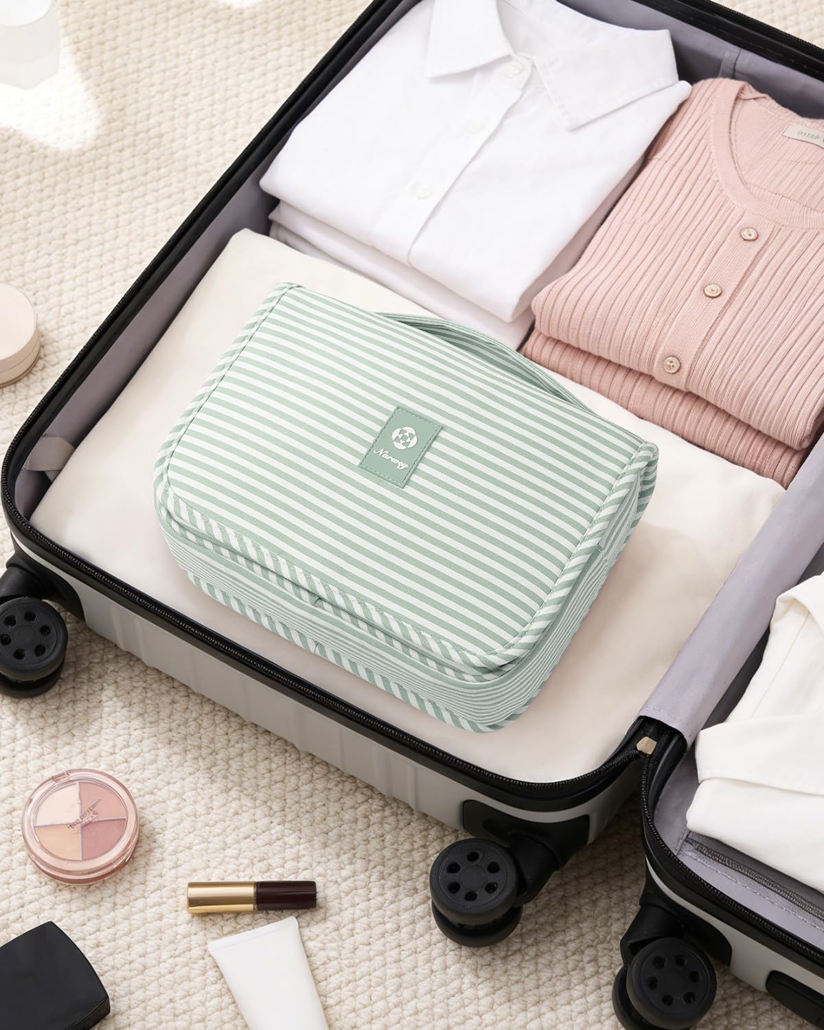 Narwey back pocket provides quick access for frequently used items.