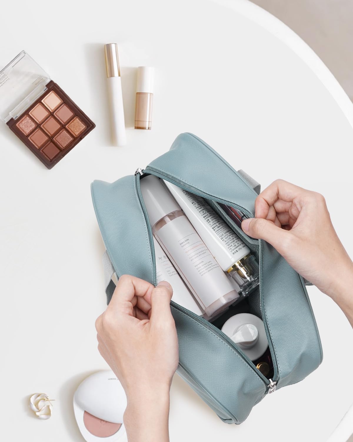Narwey large-capacity toiletry bag greyish blue with main compartment and pockets.