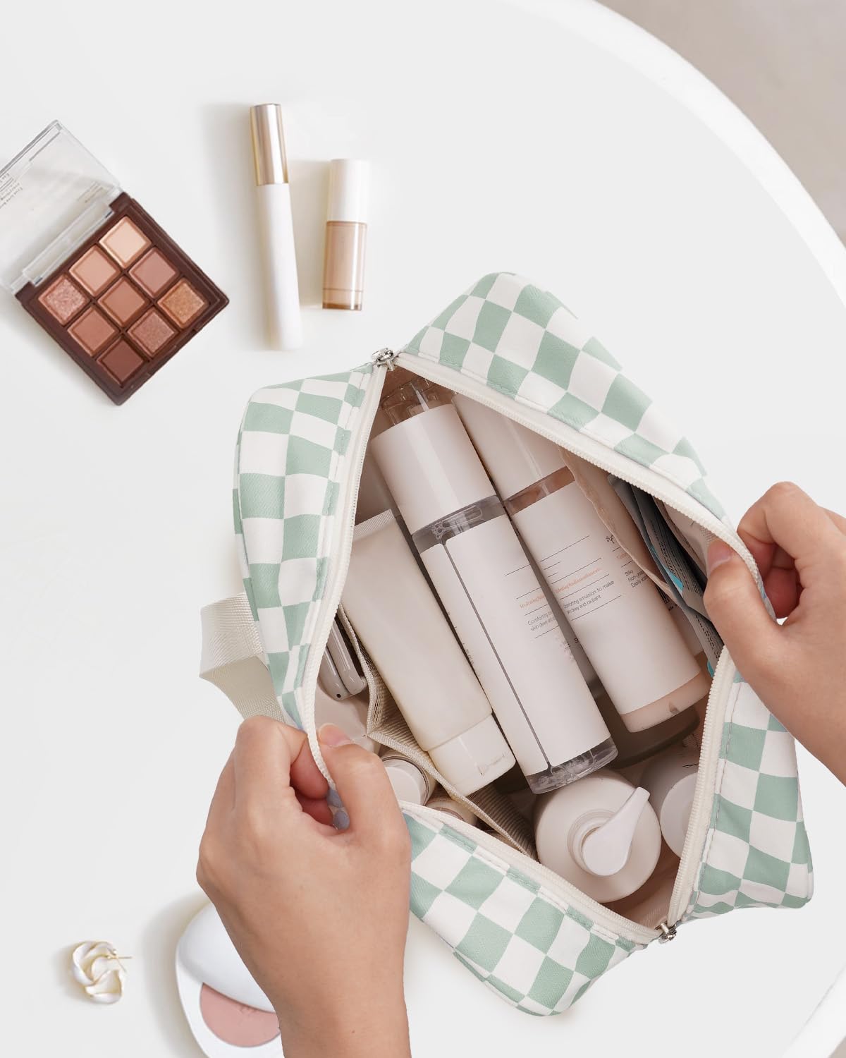Narwey portable organizer stores cosmetics and toiletries neatly for travel.