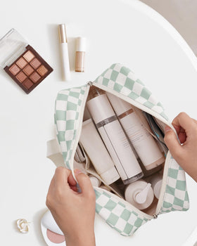 Narwey portable organizer stores cosmetics and toiletries neatly for travel.