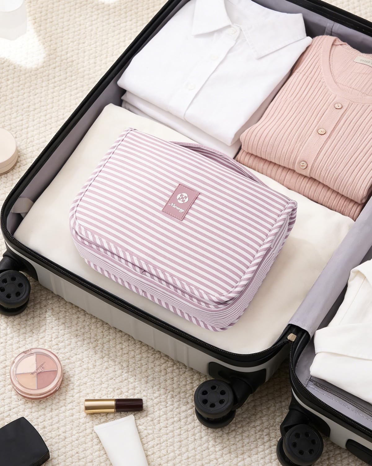 Narwey water-resistant material protects contents during travel.