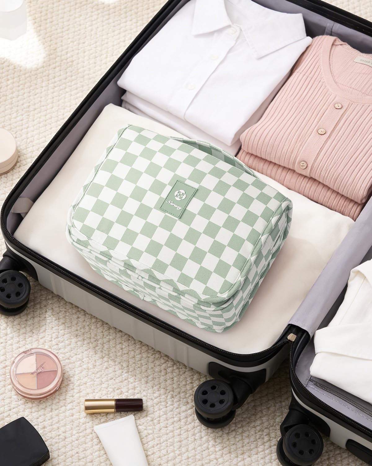 Sturdy metal hook on Narwey bag for easy hanging