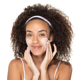 Neutrogena Skin Balancing Kaolin Cleanser pour action for easy application